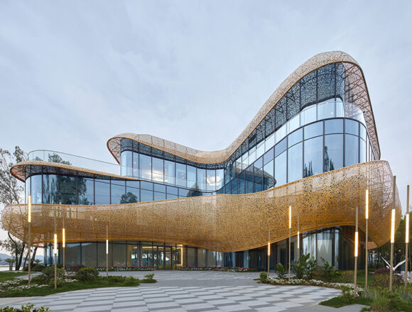 Harmonizing Modern Architecture with Nature: The White Crane Lake Visitor Center