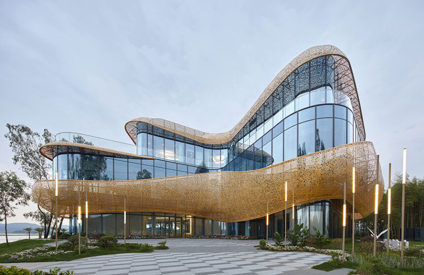 Harmonizing Modern Architecture with Nature: The White Crane Lake Visitor Center