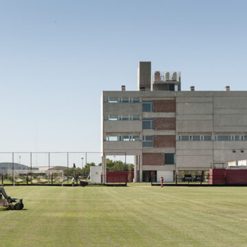 Elevating Athletic Infrastructure: Jorge B. Griffa Athletes Building in Rosario, Argentina