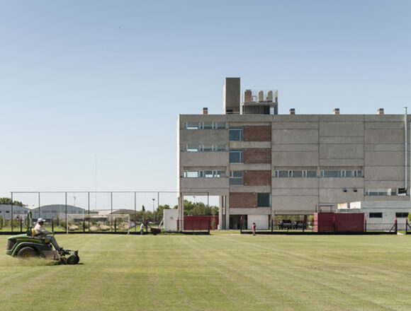 Elevating Athletic Infrastructure: Jorge B. Griffa Athletes Building in Rosario, Argentina