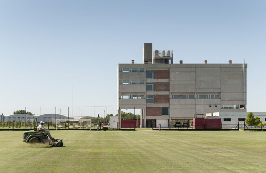 Elevating Athletic Infrastructure: Jorge B. Griffa Athletes Building in Rosario, Argentina