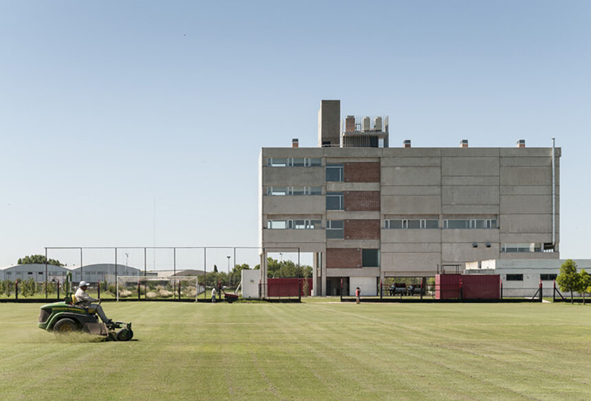 Elevating Athletic Infrastructure: Jorge B. Griffa Athletes Building in Rosario, Argentina