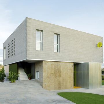 Efficiency in Design: A Multi-functional Haven in Alicante, Spain