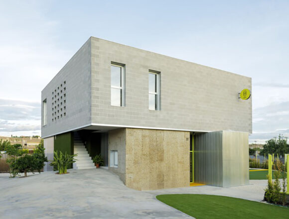 Efficiency in Design: A Multi-functional Haven in Alicante, Spain