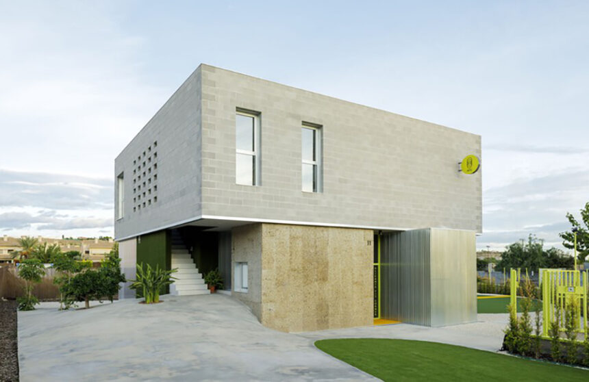 Efficiency in Design: A Multi-functional Haven in Alicante, Spain